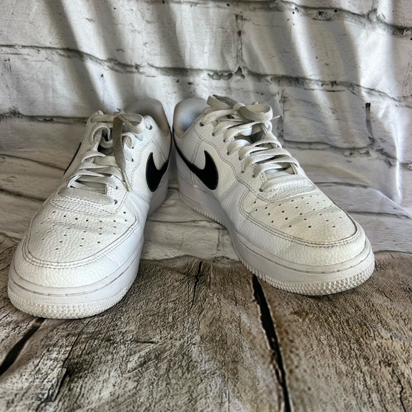 Nike Air Force one Mens 8 great condition! Low top white with black swoosh - Picture 3 of 8